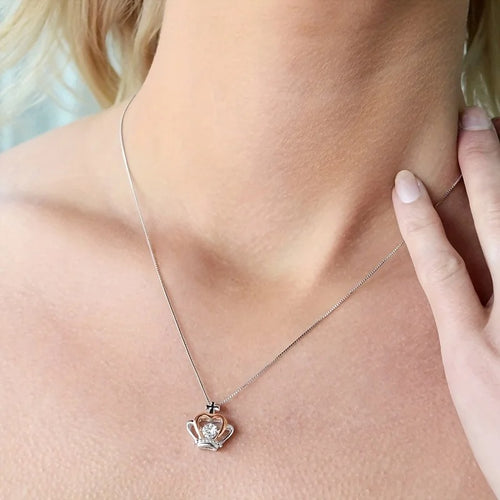 Collar con colgante de corona